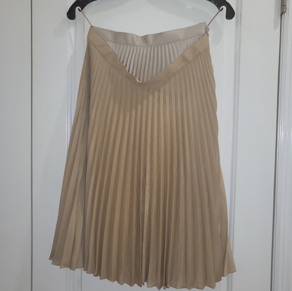 14. NWT BURBERRY SANDBANK LAYERED PLEATED SKIRT SIZE 0 - Picture 6 of 11
